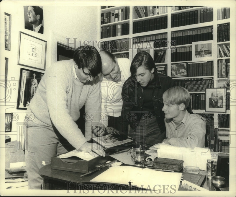 Load image into Gallery viewer, 1969 Press Photo Nicholas Katzenbach &amp; students in his book-lined library
