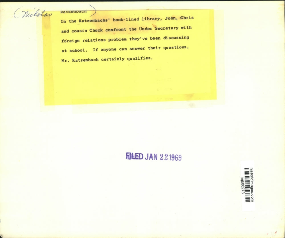 1969 Press Photo Nicholas Katzenbach & students in his book-lined library