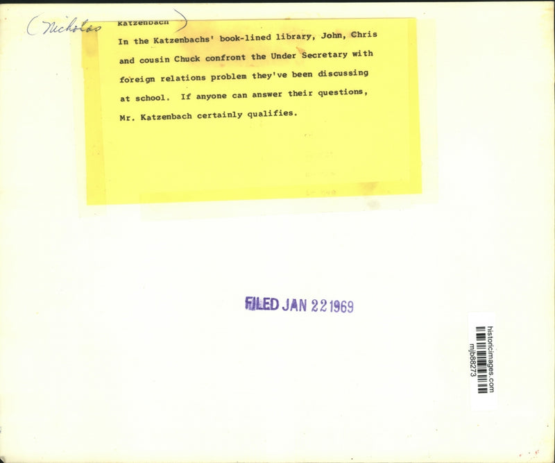 Load image into Gallery viewer, 1969 Press Photo Nicholas Katzenbach &amp; students in his book-lined library
