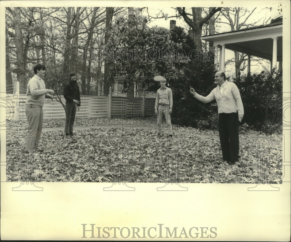 1969 Press Photo Nicholas Katzenbach throws frisbee with sons & nephew