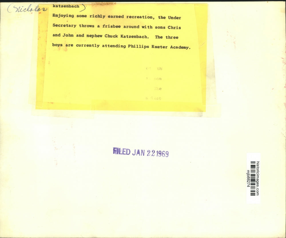 1969 Press Photo Nicholas Katzenbach throws frisbee with sons & nephew