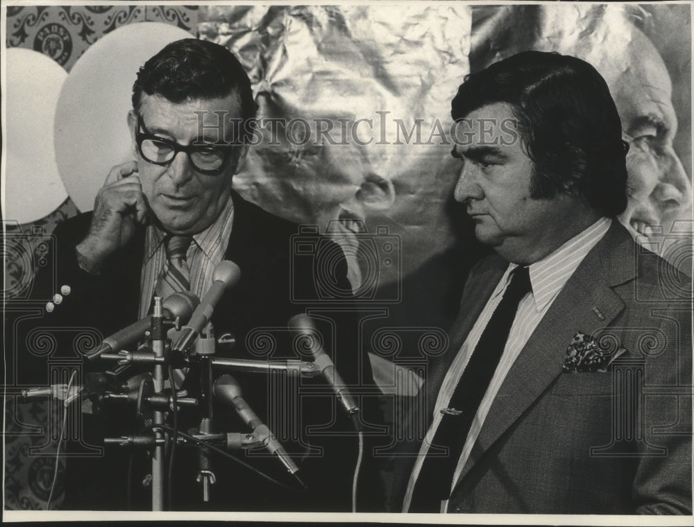 1972 Press Photo Leonard Woodcock And Pierre Salinger - mjb88362