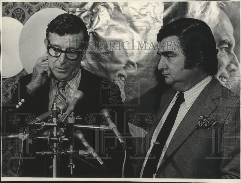 Load image into Gallery viewer, 1972 Press Photo Leonard Woodcock And Pierre Salinger - mjb88362

