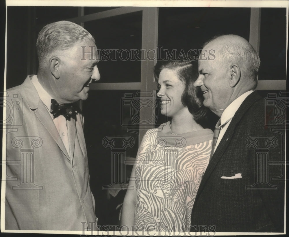 1963 Press Photo Mrs. Pierre Salinger had a reunion with her father Harper Joy- Historic Images