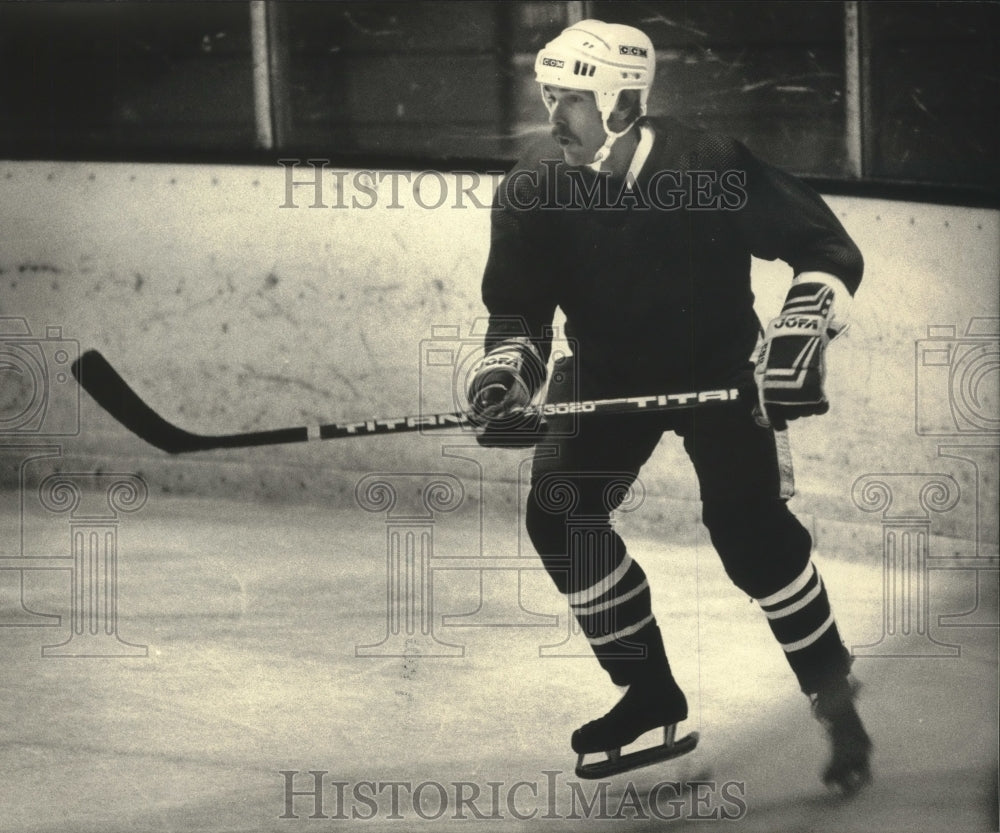 1986 Press Photo Roger Salick tries the ice with the Milwaukee Admirals- Historic Images