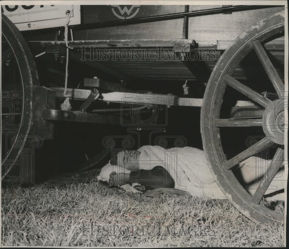 1956 Press Photo Riders bedded down under covered wagons on Salt Grass Trail- Historic Images