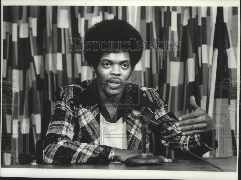 1974 Press Photo Kwame Salter of UW Afro Center, Milwaukee, has press conference