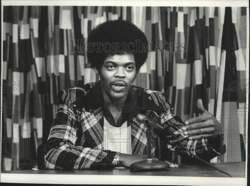 Load image into Gallery viewer, 1974 Press Photo Kwame Salter of UW Afro Center, Milwaukee, has press conference
