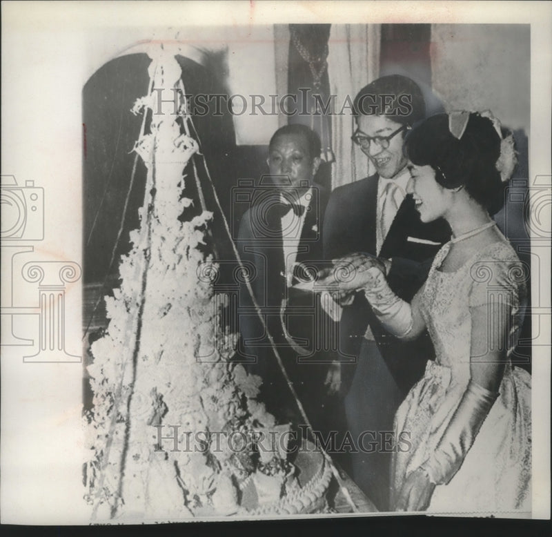 Load image into Gallery viewer, 1960 Press Photo Princess Suga and her husband Hisanaga Shimaz cut wedding cake
