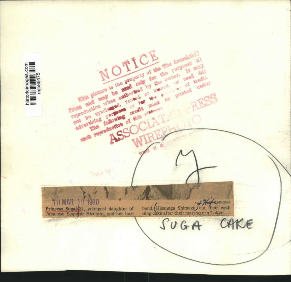 1960 Press Photo Princess Suga and her husband Hisanaga Shimaz cut wedding cake