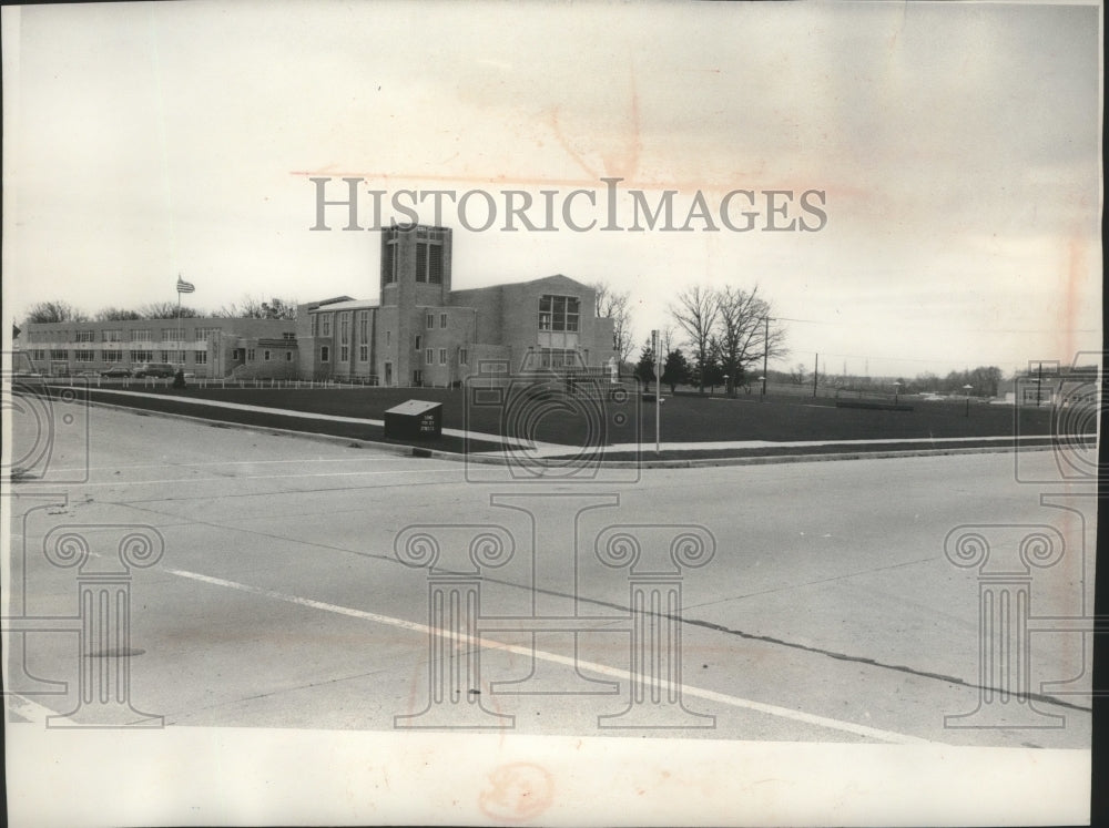 1962 Press Photo New landscaping at St. Therese&#39;s Catholic Church - mjb88542- Historic Images