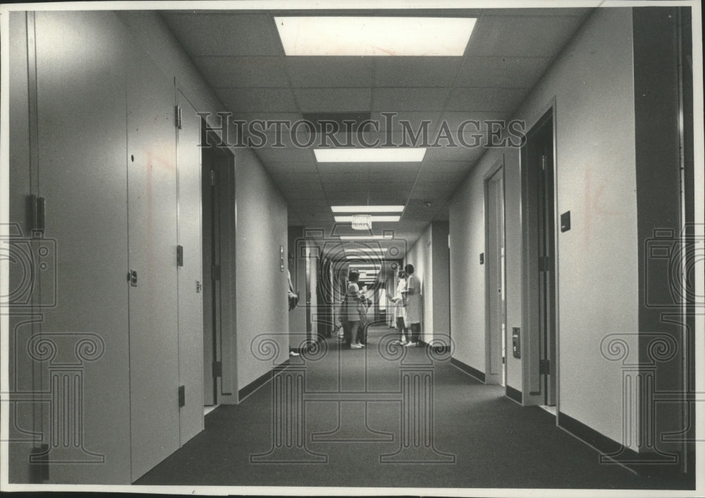 1975 Press Photo Nurses tour new hall in St. Mary&#39;s Medical Center in Milwaukee- Historic Images