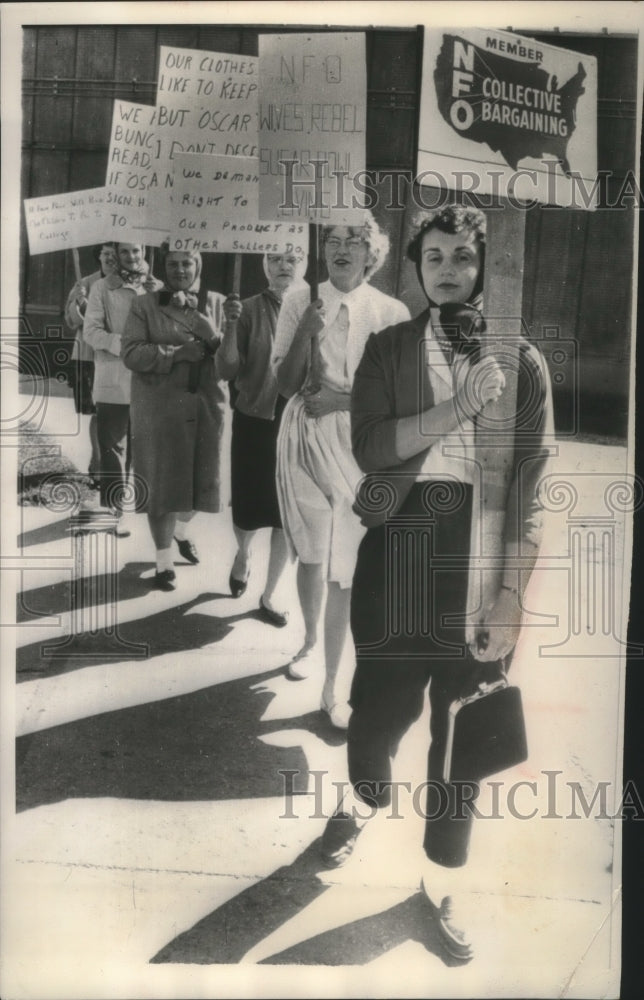 1962 Press Photo Wisconsin farmers wives picket outside Oscar Mayer plant- Historic Images