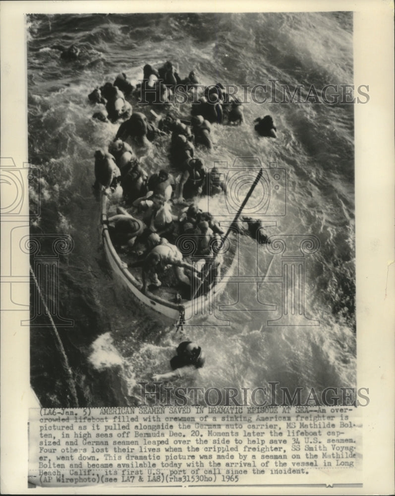 1965 Press Photo SS Smith Voyager sinks crewmen in capsized lifeboat, Bermuda- Historic Images