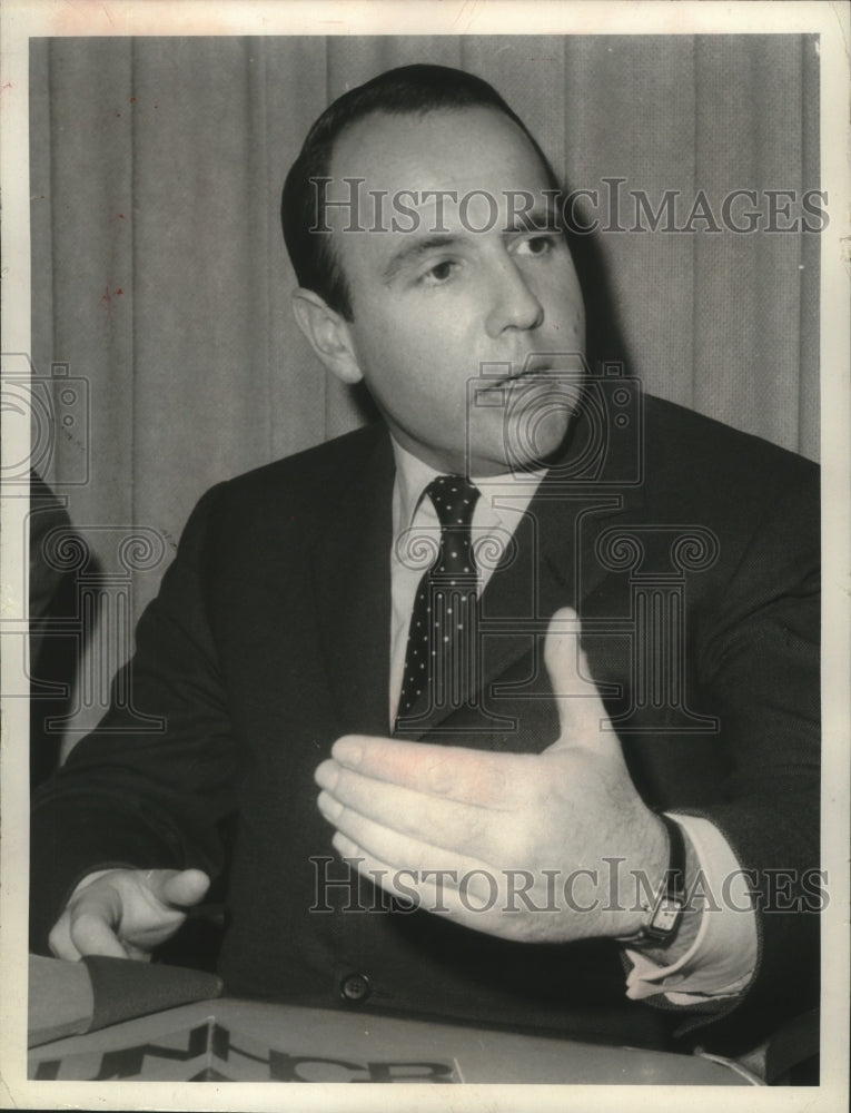 1966 Press Photo Prince Sadruddin using his hands as he talks in a meeting. - Historic Images