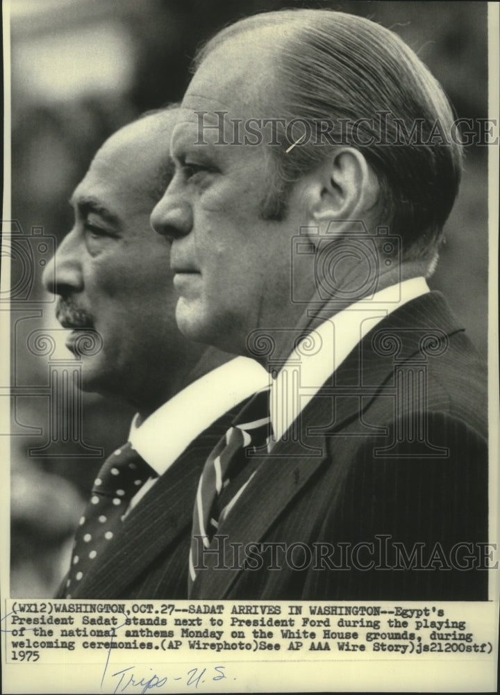 1975 Press Photo Egyptian President Sadat stands next to President Ford in D.C.- Historic Images