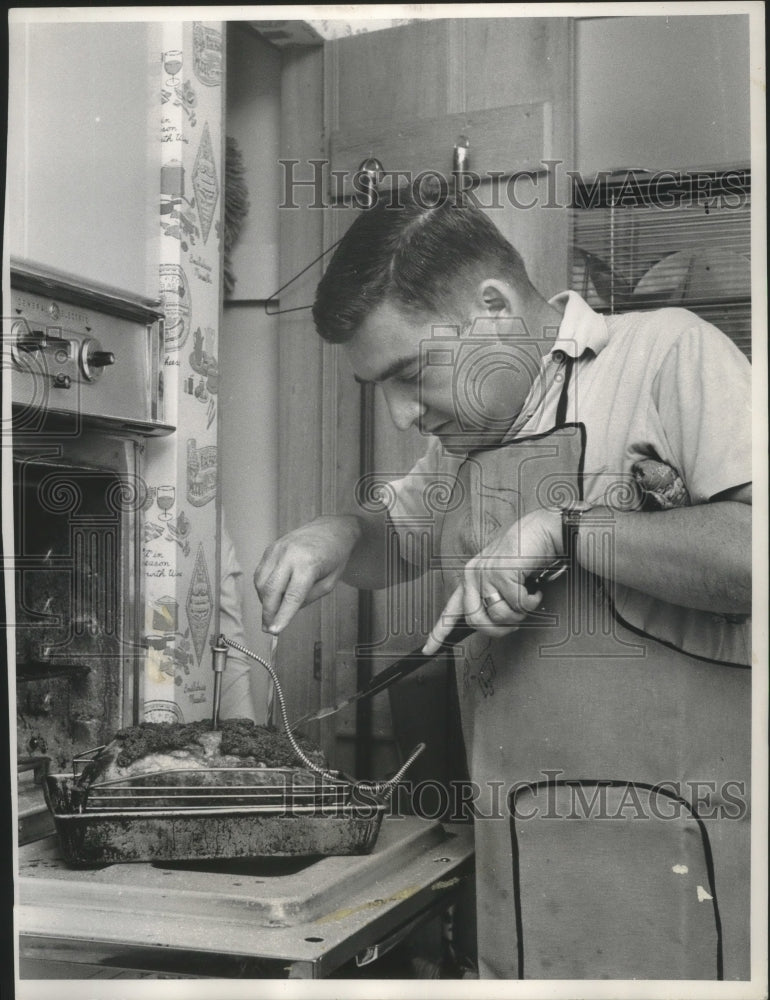 1963 Press Photo Pierre Salinger cooking in his home near Washington DC.- Historic Images