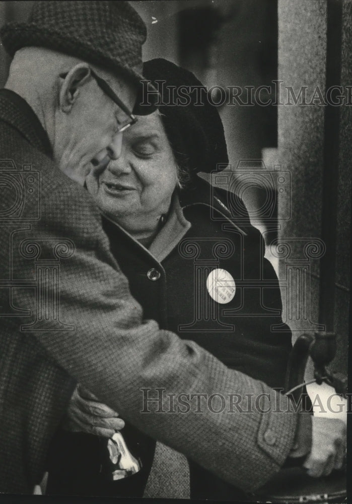 1973 Press Photo Mrs. Emil Munson is a Salvation Army bell ringer in Milwaukee- Historic Images