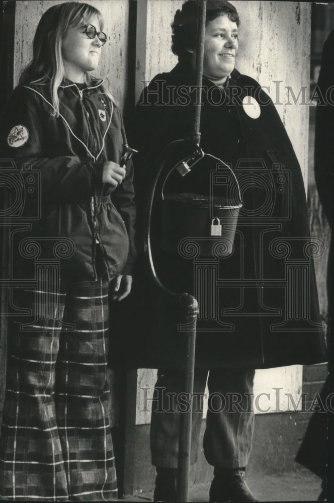 Load image into Gallery viewer, 1973 Press Photo Mrs. Anita Erdmann &amp; her daughter Penny ring bell in Milwaukee
