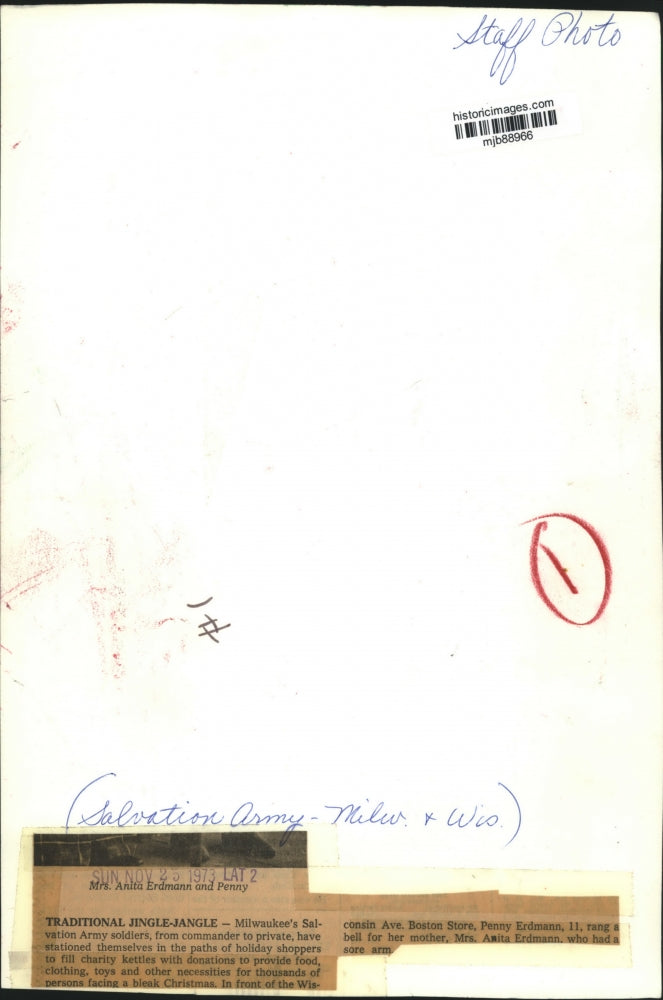 1973 Press Photo Mrs. Anita Erdmann & her daughter Penny ring bell in Milwaukee