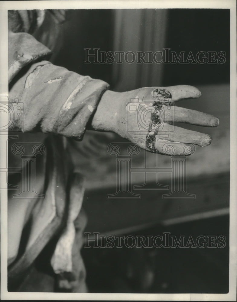 1954 Press Photo Broken hand of Saint Ann, Mother of the Holy Virgin, statue