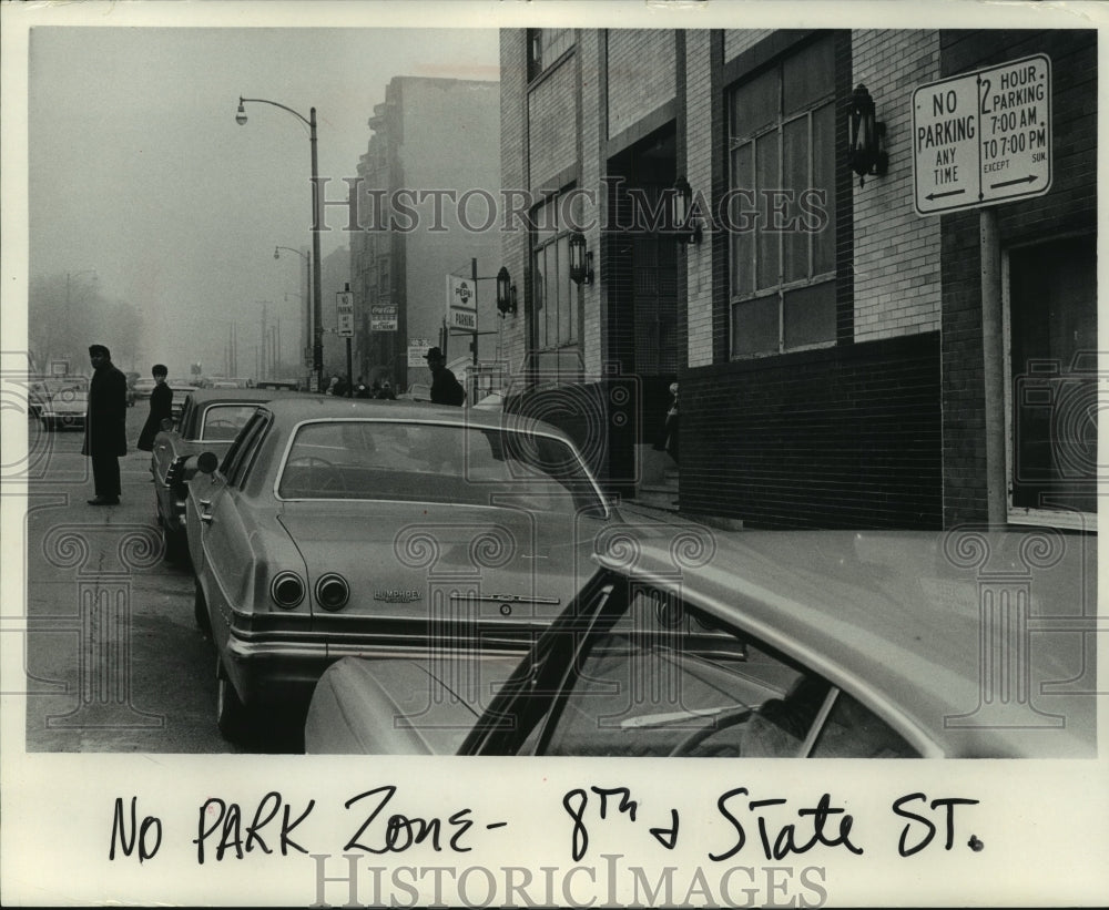 1967 Press Photo Drivers ignore no parking zone signs, Milwaukee - mjb89281- Historic Images