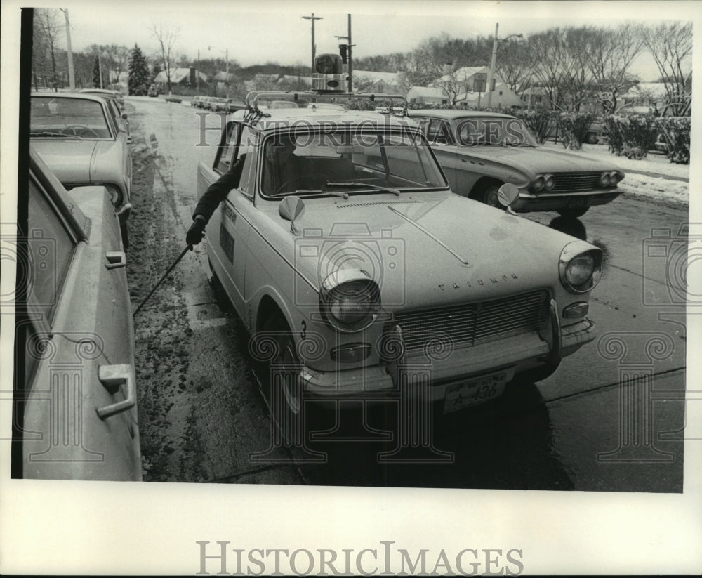 1966 Press Photo Whitefish Bay, Milwaukee Patrolman Alton Schoepke marks a tire- Historic Images