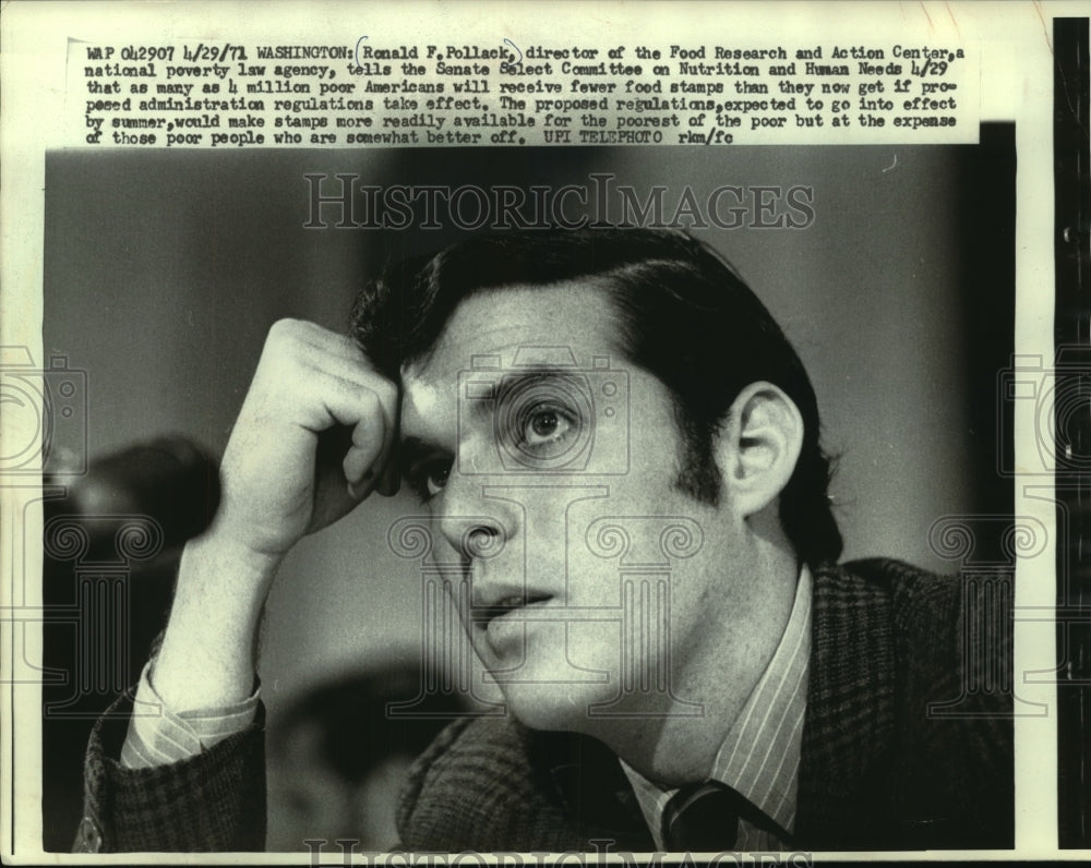 1971 Press Photo Ronald Pollack talks proposed regulation decreasing food stamps