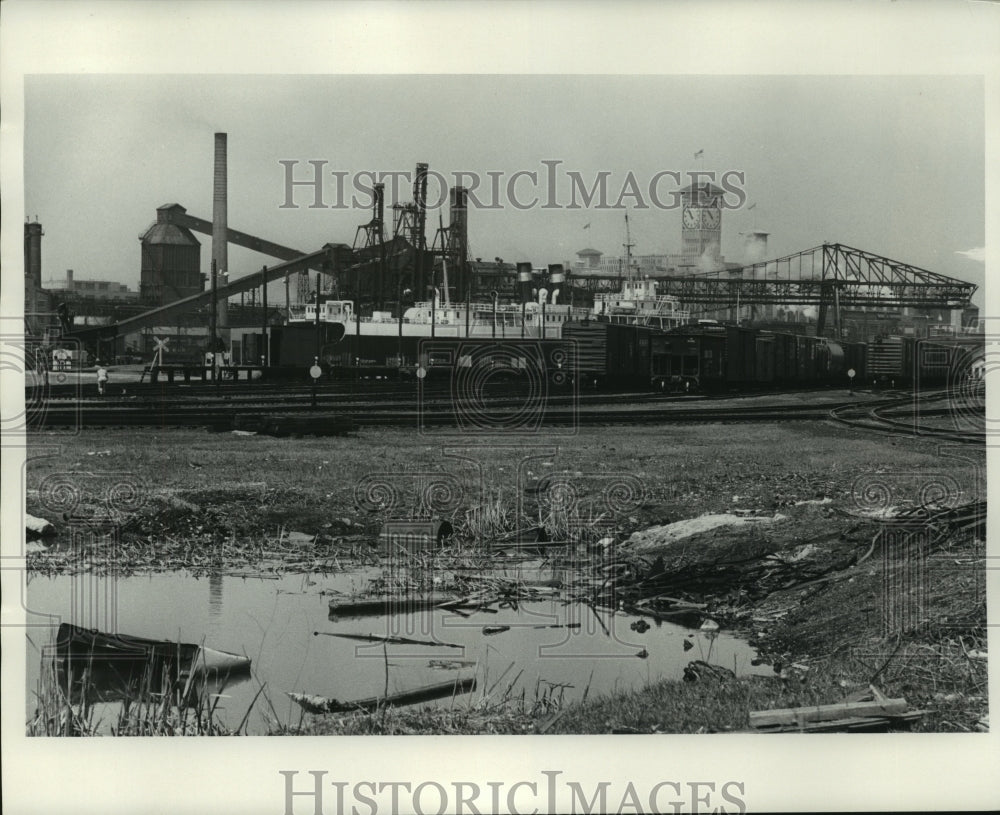 1971 Press Photo Observable Pollution in Milwaukee Along North Western Road- Historic Images