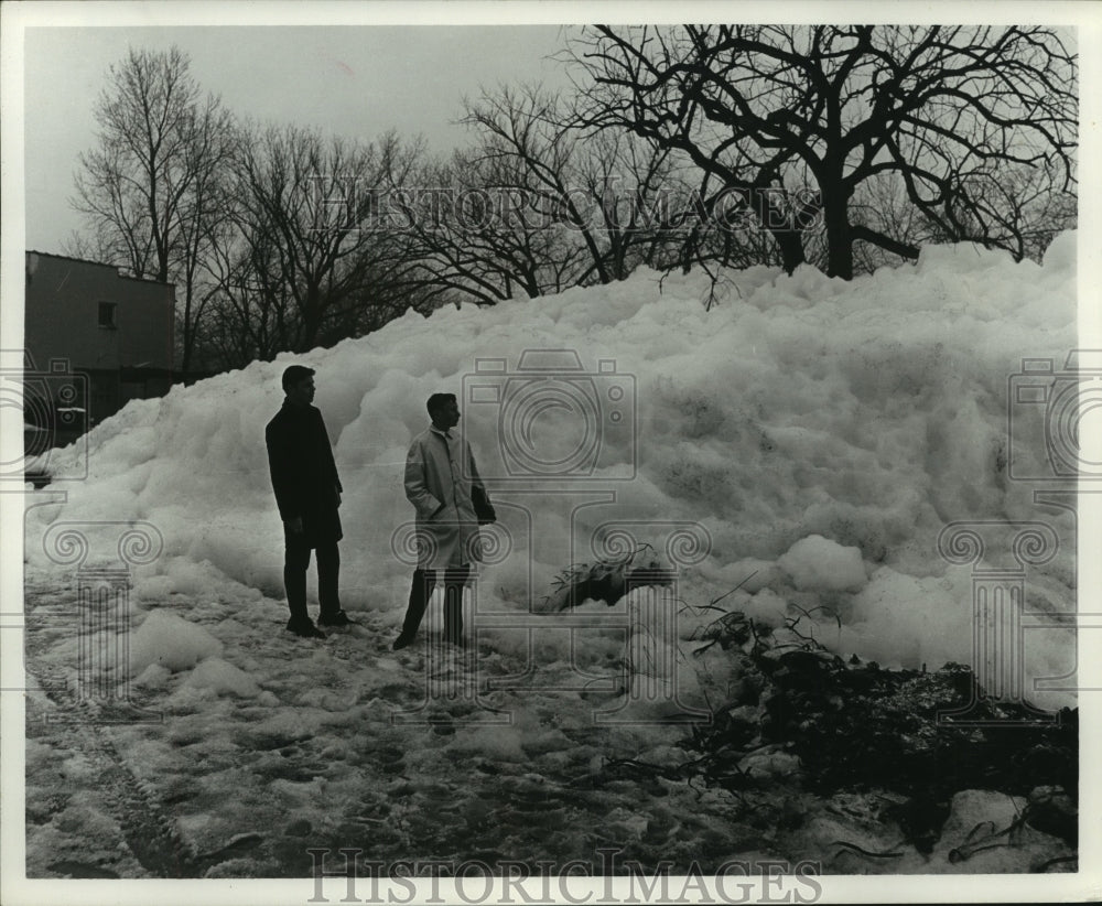 1967 Press Photo Detergent foam below the dam at Grafton Woolen Mills, WI- Historic Images