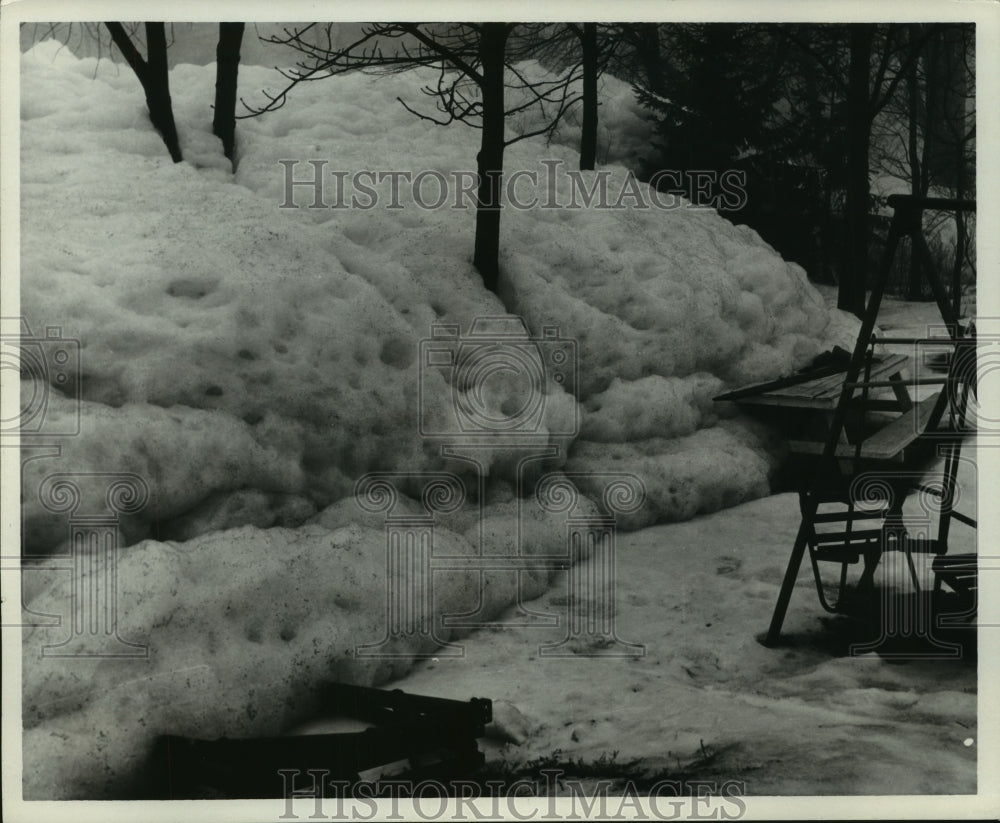 1967 Press Photo Detergent foam cascades off Milwaukee River, Waukesha- Historic Images