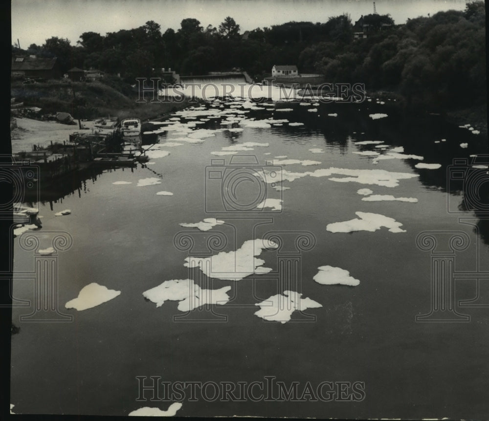 1964 Press Photo Patches of detergent foam float on Milwaukee River, Milwaukee- Historic Images