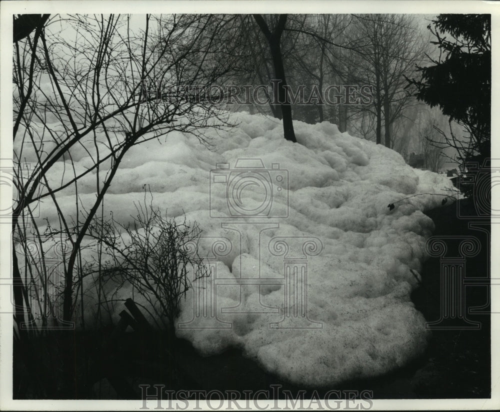 1965 Press Photo Detergent foam Waubeka below dam, Wisconsin - mjb89515- Historic Images