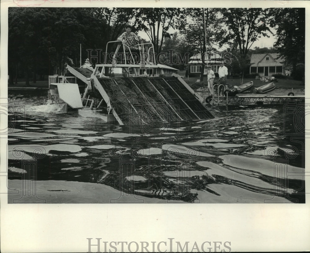 1968 Press Photo Charles Race Operates Harvester On Lake In Wisconsin- Historic Images