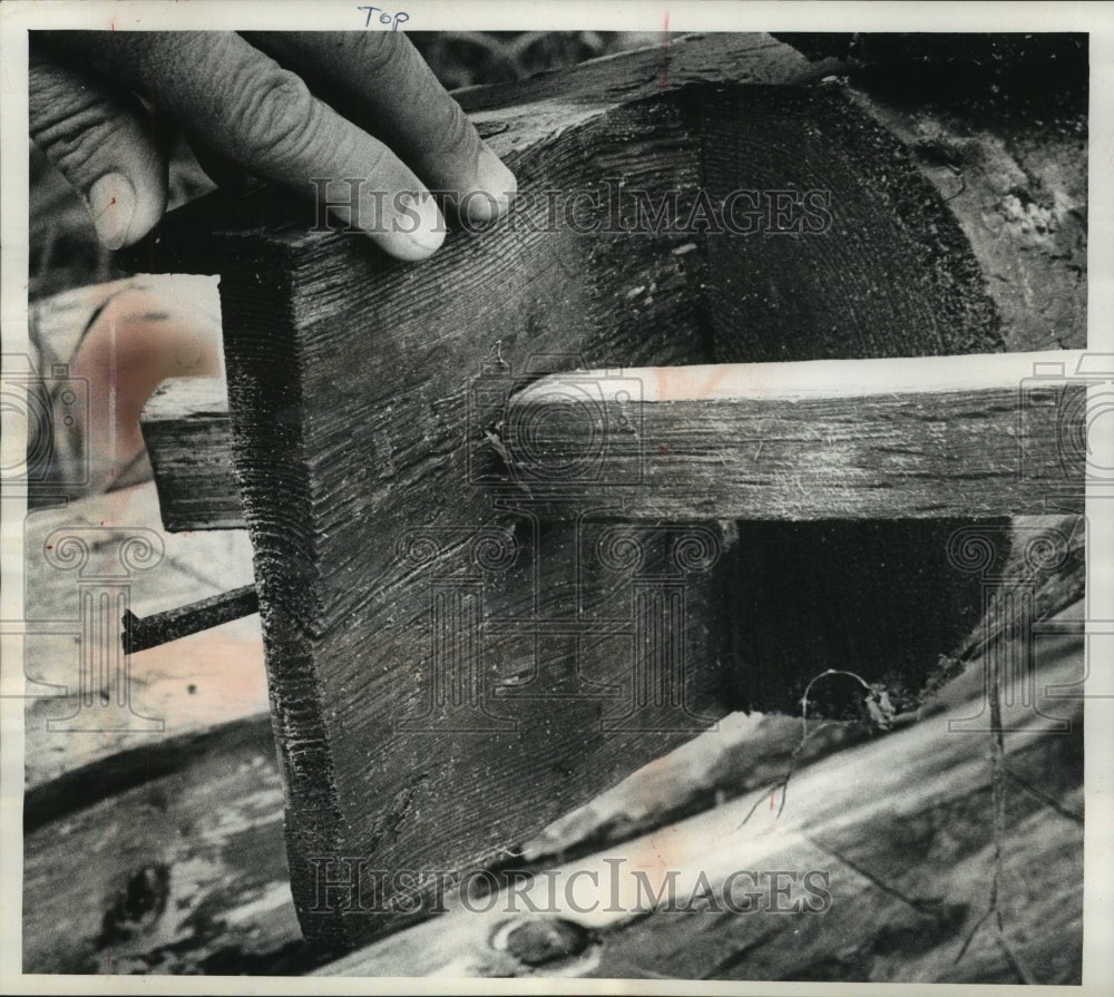 1963 Press Photo Wooden pegs hold rafters together for log cabin, Hawthorne Hill- Historic Images