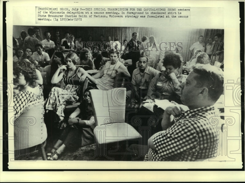 Load image into Gallery viewer, 1972 Press Photo Members of the Wisconson delegation at a caucus meeting
