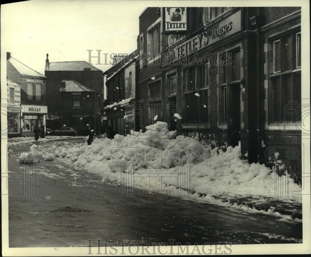 1967 Press Photo Foam storm in English town of Castleford on the Aire River- Historic Images