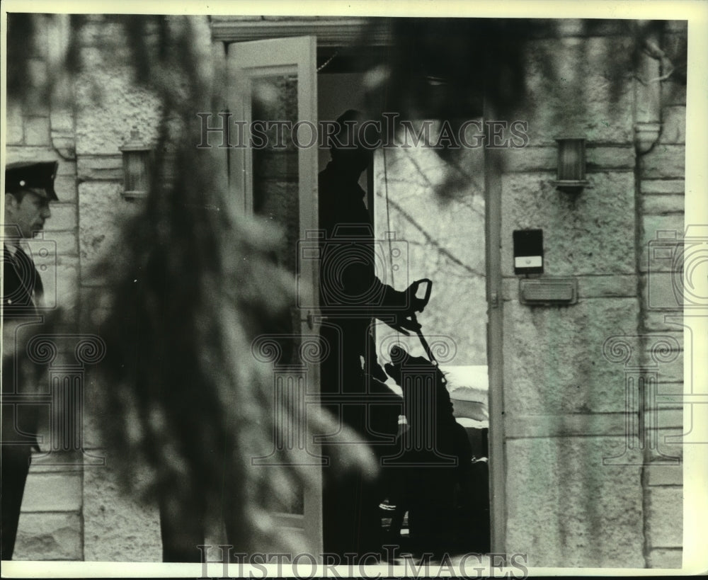 1983 Press Photo Federal officials search with a dog for drugs in house- Historic Images