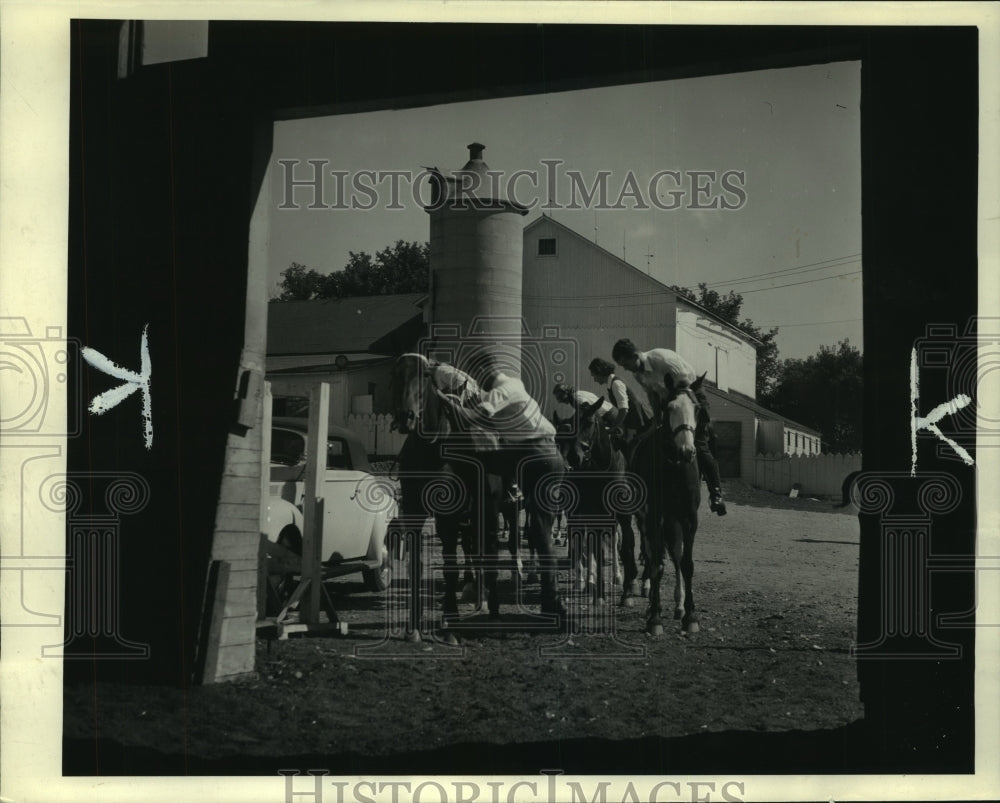 1940 Press Photo Riders Swing Up On Their Steeds For A Canter At Joy Farm- Historic Images