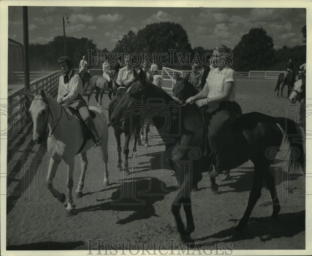 1940 Press Photo Girl Riders Swing Away From Stables At Start Of Group Ride- Historic Images