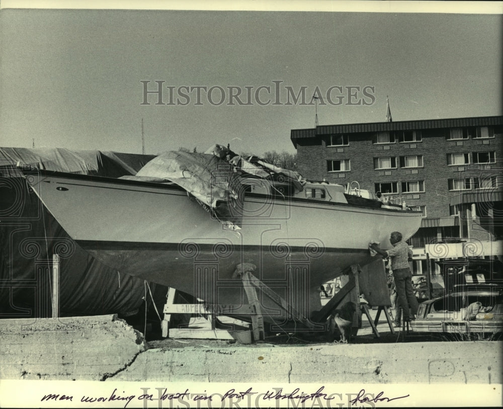 1984 Press Photo Worker prepares boat for season, Port Washington lakefront