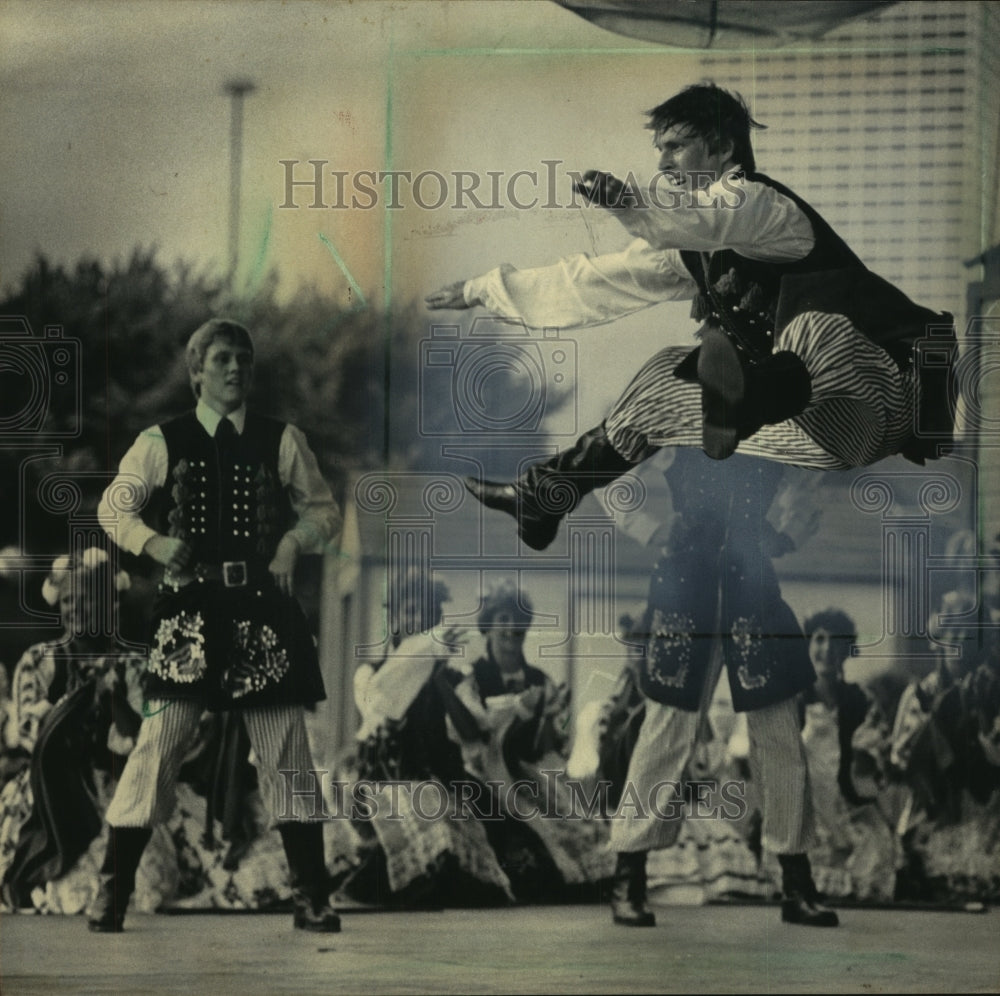 1984 Press Photo Dancer, in traditional costume, jumps in dance at Polish Fest- Historic Images