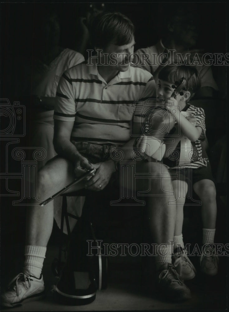 1993 Press Photo Grant Teply of Milwaukee talks with his father, Mark Teply- Historic Images