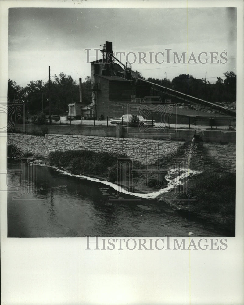 1967 Press Photo Industrial runoff pollution into river, Milwaukee Wisconsin