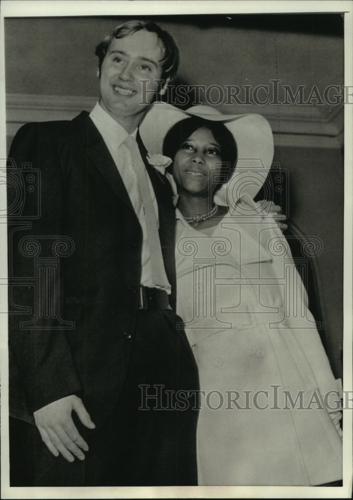 Load image into Gallery viewer, 1968 Press Photo London: David Stephen Pollock and Elizabeth Vambe, wedding
