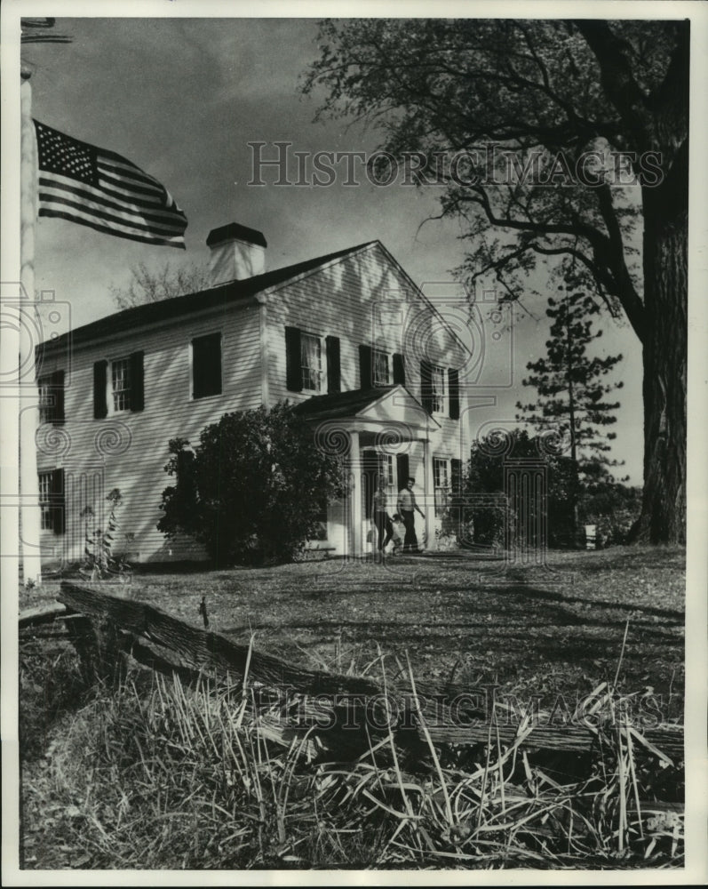 1963 Press Photo Autumn weather attracts visitors to Indian agency house Portage- Historic Images