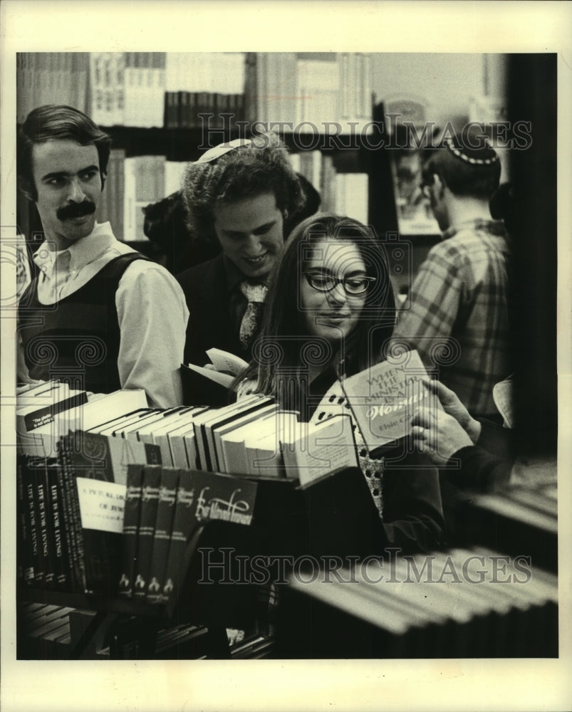 1971 Press Photo Future rabbi Sally Priesand selects book about a woman minister