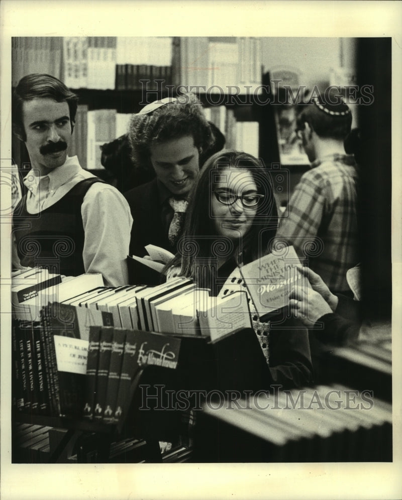Load image into Gallery viewer, 1971 Press Photo Future rabbi Sally Priesand selects book about a woman minister
