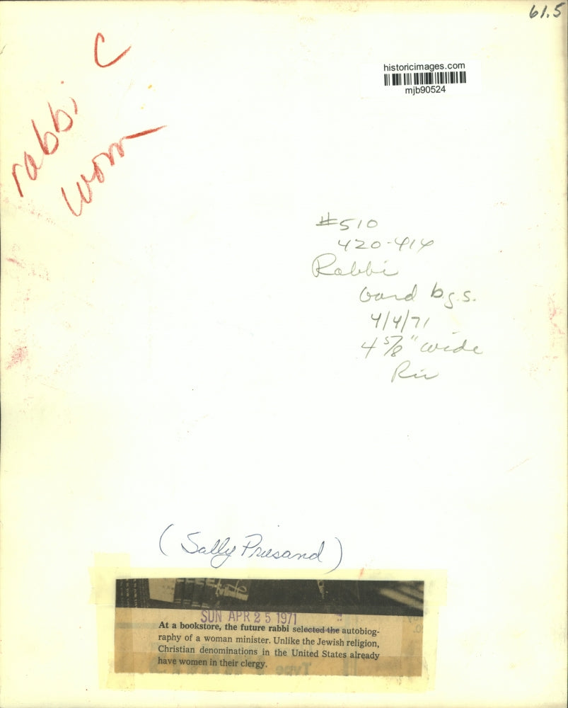 1971 Press Photo Future rabbi Sally Priesand selects book about a woman minister