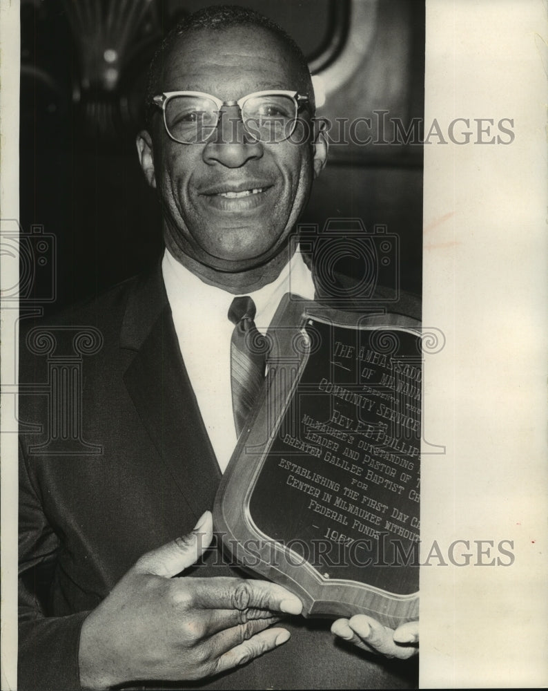 1967 Press Photo Rev. E. B. Phillips with Ambassador Club Award - mjb90537- Historic Images